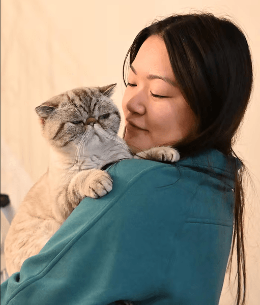 Господиня тримає на руках кота Гері після рішення суду на її користь Жінка дбайливо обіймає кота Гері, якого суд постановив повернути первісній власниці